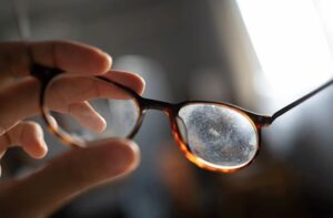 خراش روی عدسی عینک در نور - پینکی گالری