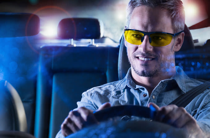 رانندگی با عینک دید در شب - پینکی گالری